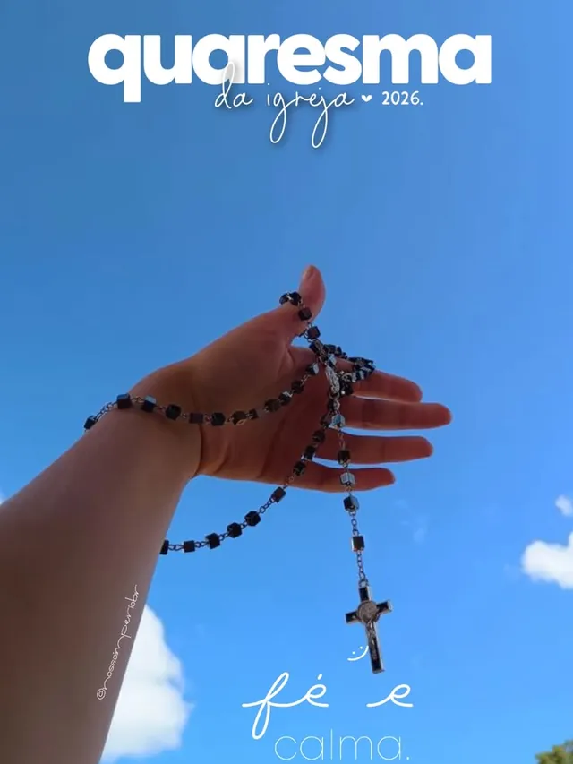 Story de quaresma com terço em uma mão e céu azul